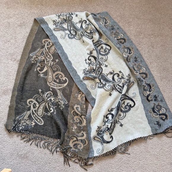 Lord & Taylor Pashmina Scarf, - Picture 4 of 8